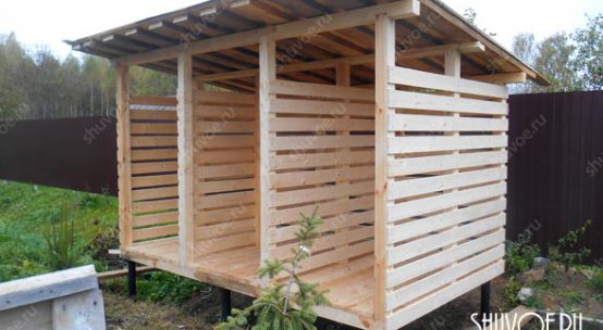 Дровник на сваях