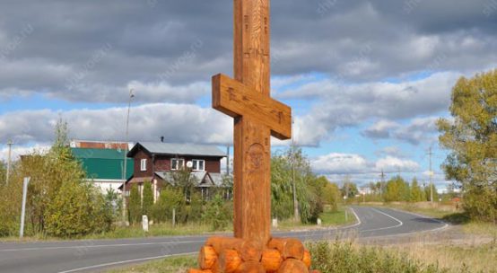 Крест на въезде в Шувое