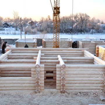 Зимой идет основная работа по строительству срубов.