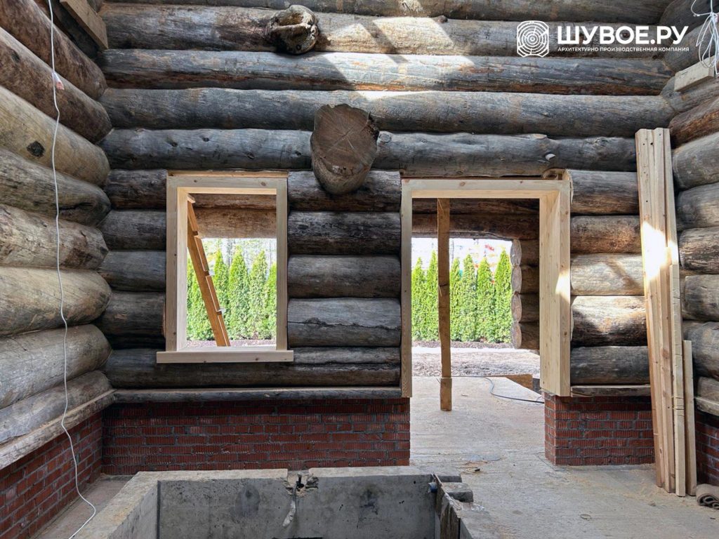 Слева на фото подоконник в срубе, самое частый выбор.