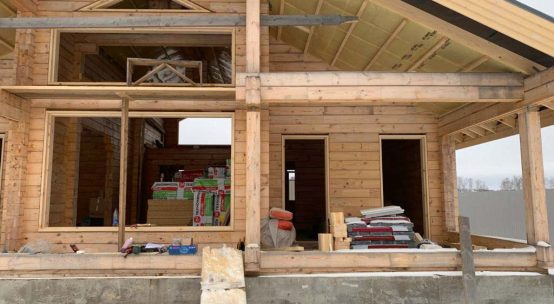 Установка обсады для панорамного остекления фасада в коттедже из клееного бруса